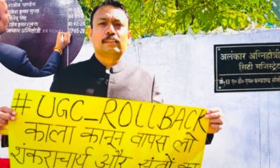 पीसीएस अफसर अलंकार अग्निहोत्री इस्तीफा देने के बाद मीडिया के सामने अपना विरोध जताते हुए। उन्होंने अपने नाम के आगे रिजाइनिंग भी लिखा (इनसेट)।