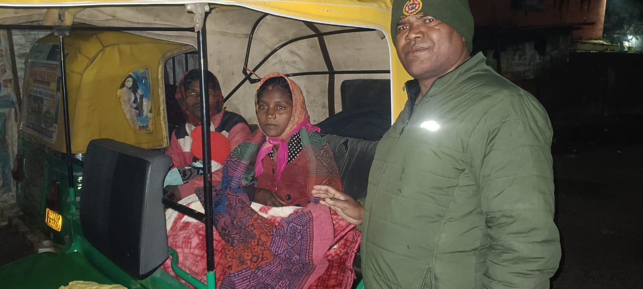प्रसूता और नवजात को टेंपो में बैठाकर पति के संग सदर अस्पताल भेज दिया गया।