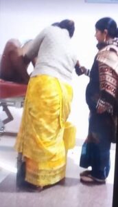 प्रसूता का टांका लगाती महिला को सफाईकर्मी बताया जा रहा है।