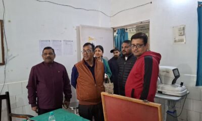 सिविल सर्जन व अन्य चिकित्सकों के साथ डॉ. बी के पुष्कर