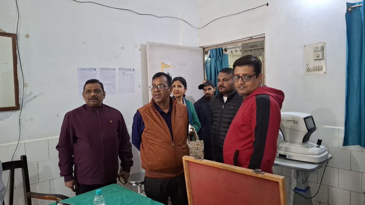 सिविल सर्जन व अन्य चिकित्सकों के साथ डॉ. बी के पुष्कर