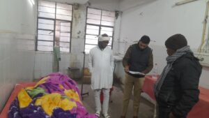 अस्पताल में महिला के शव का पंचनामा करके पोस्टमार्टम के लिए भेजती पुलिस। 