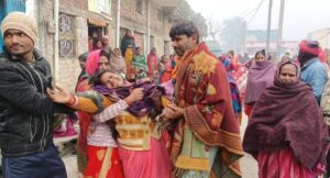 स्वाति की मौत के बाद बिलखती मां। 