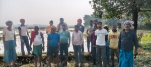 किसान अपनी डूबी फसलों से नाराज हैं और हर्जाना मांग रहे हैं।