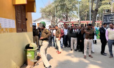 बेगूसराय जिला अदालत को खाली कराकर जांच करता बम निरोधक दस्ता। (तस्वीर- टीम बोलते पन्ने)