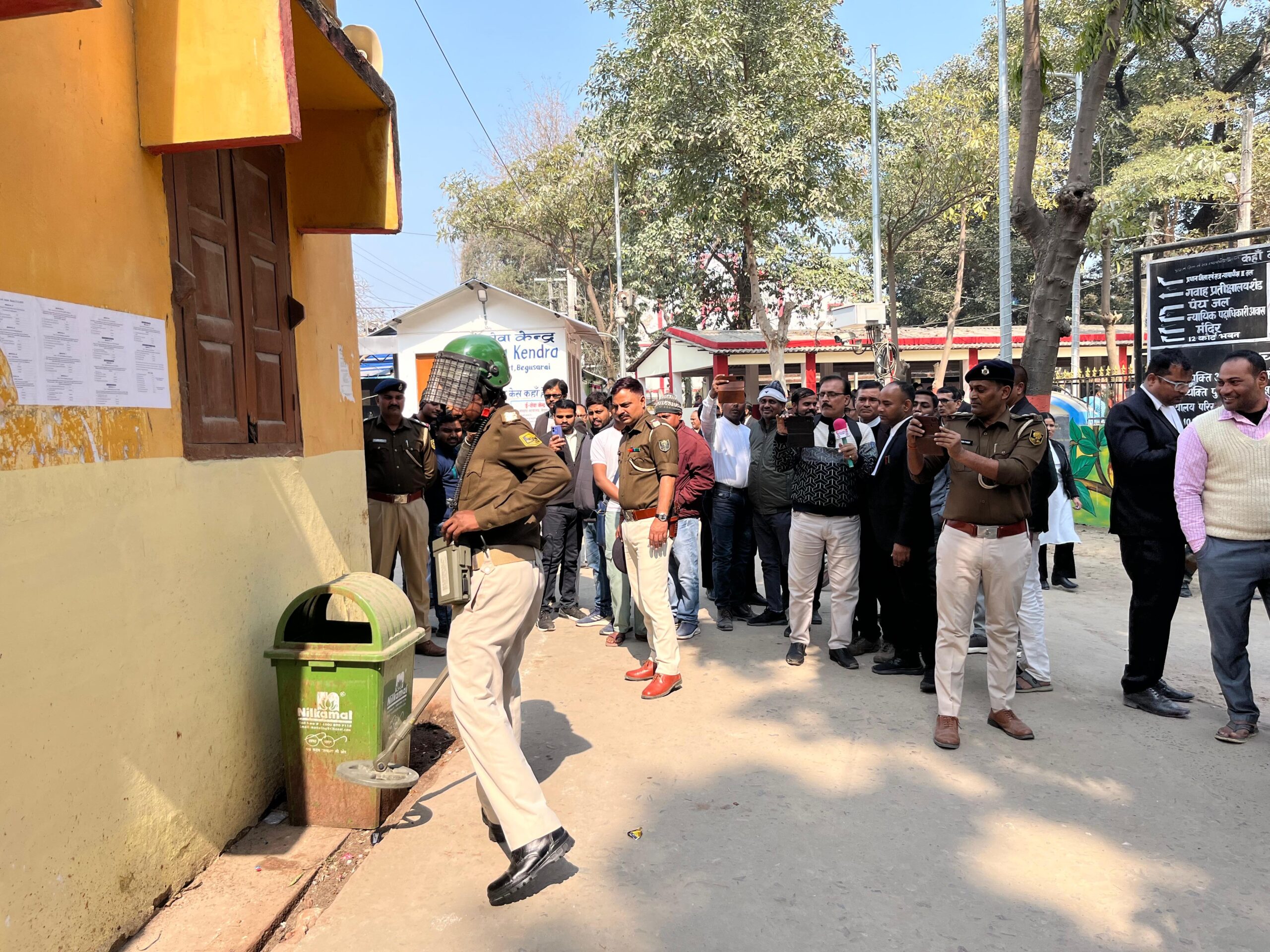 बेगूसराय जिला अदालत को खाली कराकर जांच करता बम निरोधक दस्ता। (तस्वीर- टीम बोलते पन्ने)