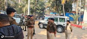 भागलपुर व्यवहार न्यायालय के अंदर मौजूद पुलिस फोर्स। (तस्वीर - टीम बोलते पन्ने)