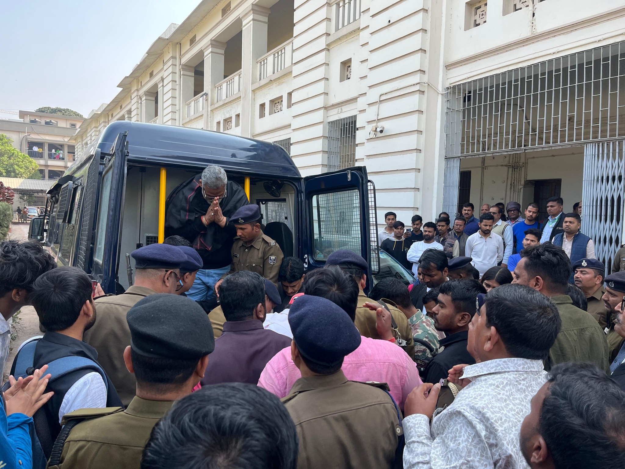 सुनवाई के लिए अदालत पहुंचे पप्पू यादव (X/RajeevRanjan)