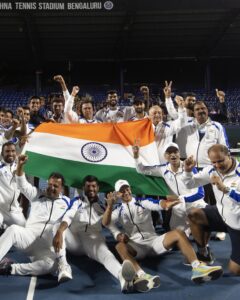 क्वालिफायर के दूसरे राउंड में पहुंचने की जश्न मनाती भारतीय लॉन टेनिस टीम।