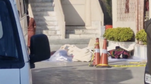 जैन धर्मशाला के परिसर में रखे हुए शव, इनकी जांच के लिए पटना से विशेष फॉरेंसिक टीम बुलाई गई।