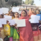 महादलित परिवार नोटिस लेकर डीएम के पास पहुंचे।