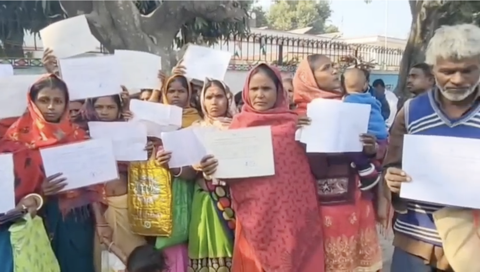 महादलित परिवार नोटिस लेकर डीएम के पास पहुंचे।