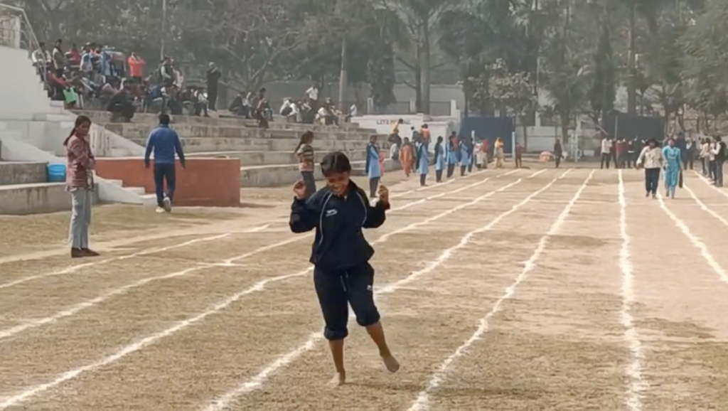 दौड़ प्रतियोगिता में दौड़ती स्पेशल खिलाड़ी।