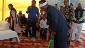 आंखों पर पट्टी क्रिकेट खेलते बांधकर खेलते एसडीएम । 