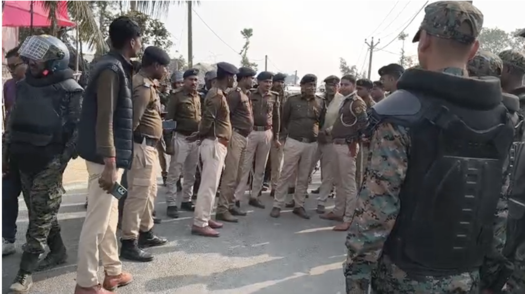 ग्रामीणों के साथ झड़प के दौरान कई पुलिसकर्मी घायल हो गए।