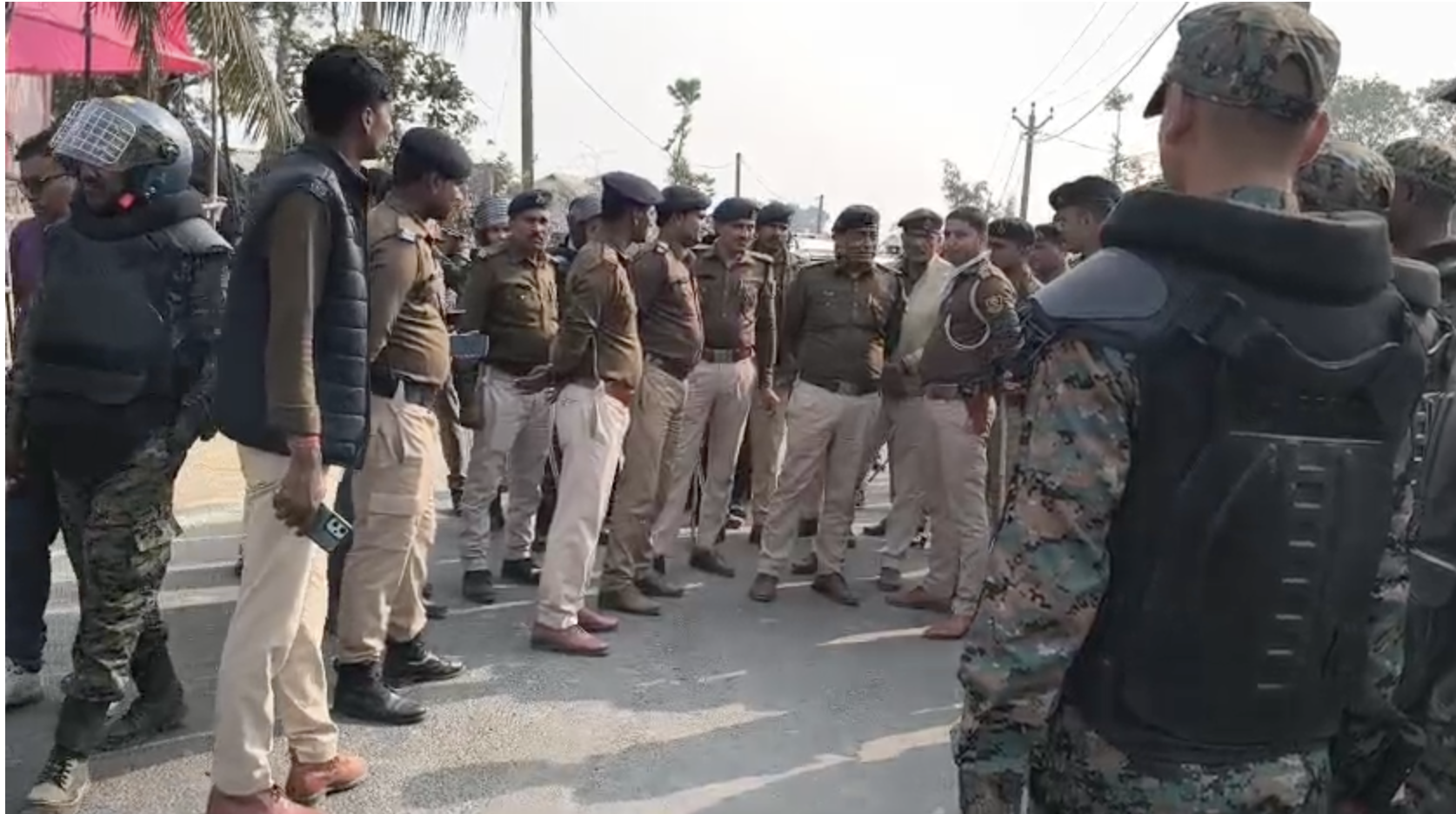 ग्रामीणों के साथ झड़प के दौरान कई पुलिसकर्मी घायल हो गए।