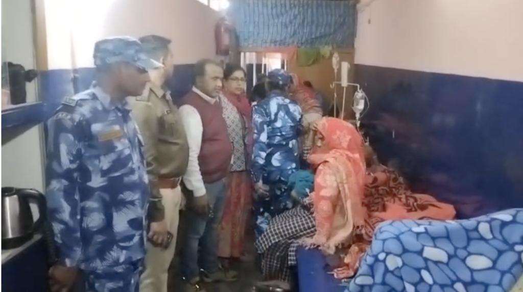 अस्पताल के पीछे के दरवाजे का ताला तुड़वाकर जब इसे खुलवाया गया तो तीन और प्रसूताएं मिलीं।