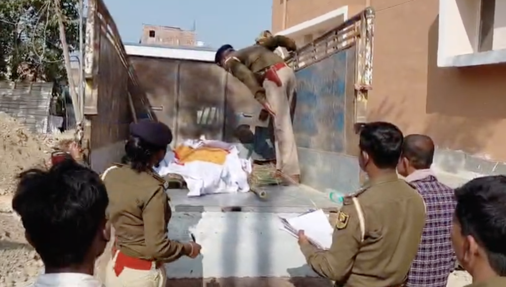 पुलिस ने अंतिम संस्कार से ठीक पहले पहुंचकर लड़की का शव अपने कब्जे में कर लिया।