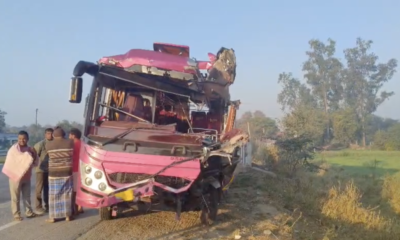 हादसे में बस का एक हिस्सा पूरी तरह डैमेज हो गया।