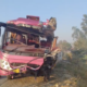 हादसे में बस का एक हिस्सा पूरी तरह डैमेज हो गया।