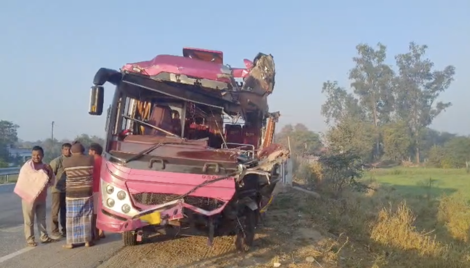 हादसे में बस का एक हिस्सा पूरी तरह डैमेज हो गया।
