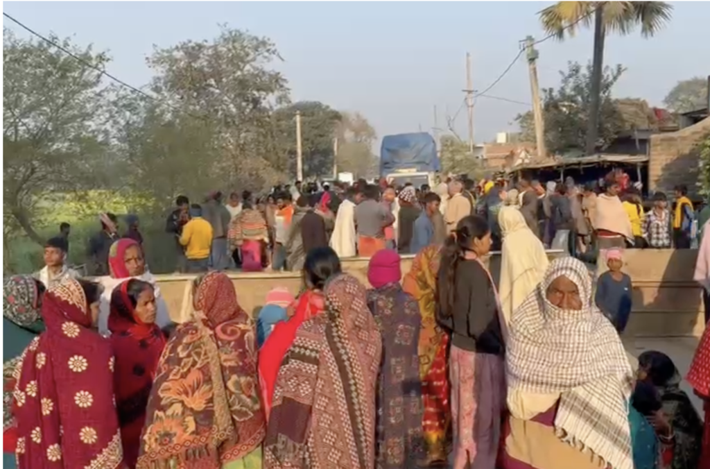 सड़क पर जाम लगाकर ग्रामीणों ने प्रदर्शन किया, तब पुलिस ने शव दिखाया।