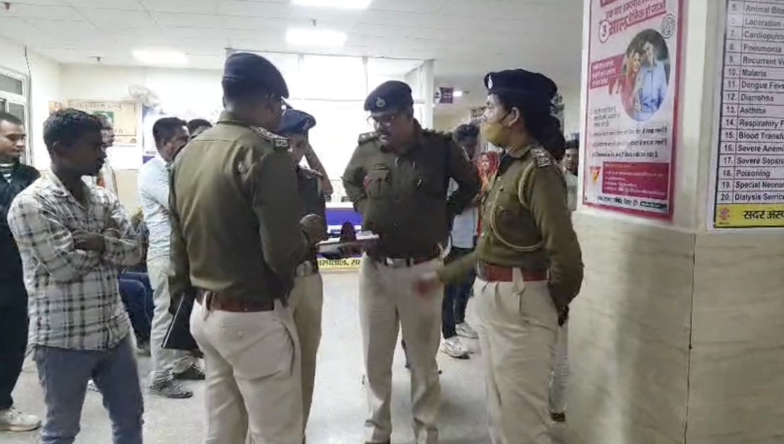 गंभीर हालत में भर्ती बच्ची और मौके पर तैनात पुलिसकर्मी।