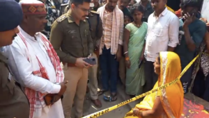 पुलिस ने शादी के पंडाल को सील कर दिया, वहां दुल्हन की परिजन से बात करते पुलिस अधिकारी। 