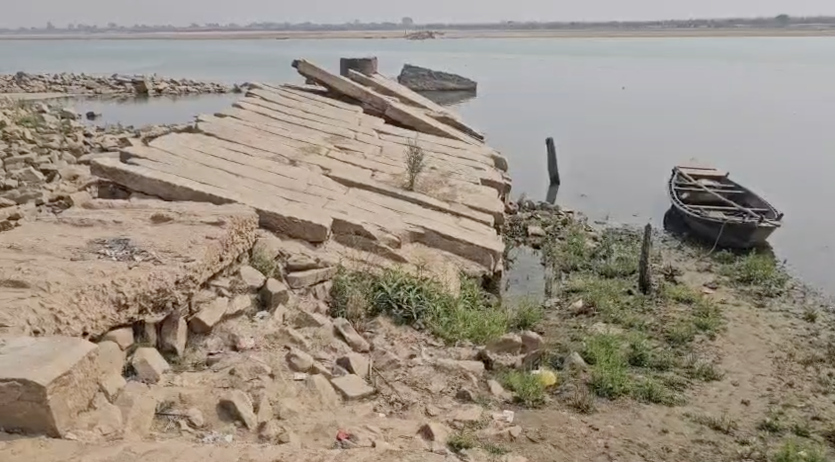 रोहतास का अदृश्य पुल बिना संरक्षण के खराब हो रहा। (तस्वीर - रोहतास संवाददाता)