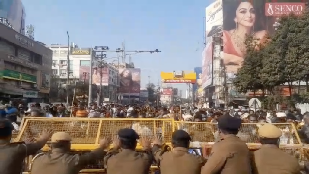 पटना में बैरिकेडिंग लगाकर प्रदर्शनकारियों को रोकने की कोशिश की गई, जिसके बाद उन पर लाठीचार्ज हुआ।