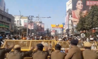 पटना में बैरिकेडिंग लगाकर प्रदर्शनकारियों को रोकने की कोशिश की गई, जिसके बाद उन पर लाठीचार्ज हुआ।