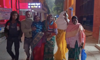 पोस्टमार्टम हाउस पर विलाप करते मृतक युवक के परिजन। (तस्वीर- बेगूसराय संवाददाता)