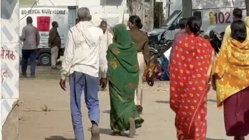 पीड़ित महिला को सदर अस्पताल ले जाती महिला पुलिस कर्मी (फोटो- नवादा संवाददाता)