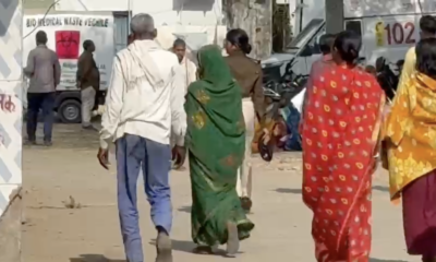 पीड़ित महिला को सदर अस्पताल ले जाती महिला पुलिस कर्मी (फोटो- नवादा संवाददाता)