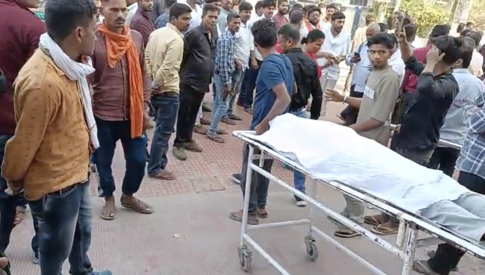 परिजनों को बंदी की तबीयत खराब बताई गई, जब वे अस्पताल पहुंचे तो शव देखकर हंगामा किया। (तस्वीर - बक्सर संवाददाता)