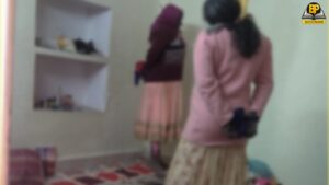 फंदे पर लटकी दोनों बहनें। (तस्वीर टीम बोलते पन्ने)