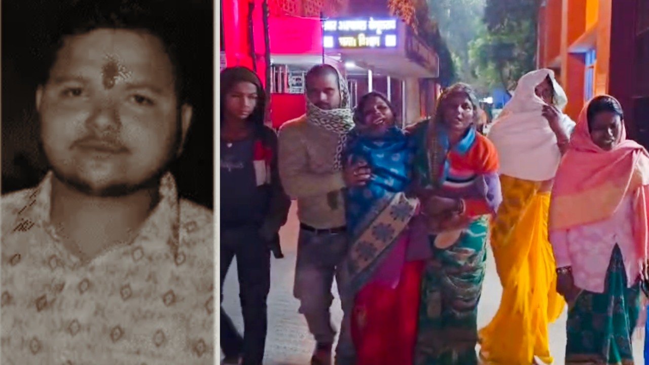 पोस्टमार्टम हाउस पर विलाप करते मृतक युवक(बायीं ओर) के परिजन। (तस्वीर- बेगूसराय संवाददाता)