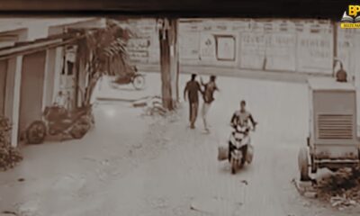 घटना के सीसीटीवी वीडियो में देखा जा सकता है कि पोल के पास एक व्यक्ति दूसरे पर हमला कर रहा है और पास से मोटरसाइकिल गुजरकर निकली है।