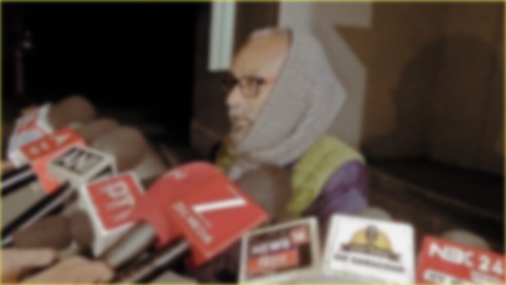 सीबीआई टीम के आने की जानकारी मीडिया को देते नीट एस्पायरेंट छात्रा के पिता।