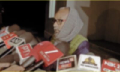 सीबीआई टीम के आने की जानकारी मीडिया को देते नीट एस्पायरेंट छात्रा के पिता।