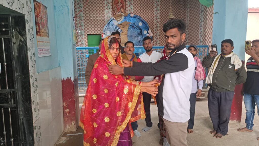 मुंगेर के हवेली खड़गपुर पुलिस थाना परिसर में स्थित मंदिर में हुई शादी।