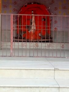 मंदिर के ग्रिल के पास लटकी मांस भरी थैली।