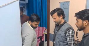 गोपालगंज के मॉडल सदर अस्पताल में एक्स रे वार्ड के बाहर लगी लोगों की भीड.। (टीम : बोलते पन्ने )