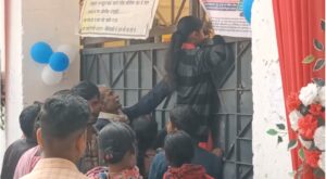 बिहार के मुंगेर में समय से कुछ मिनट लेट होने के कारण दीवार फांदकर परीक्षा केंद्र में घुसने की कोशिश करती छात्रा। (प्रतीकात्मक)