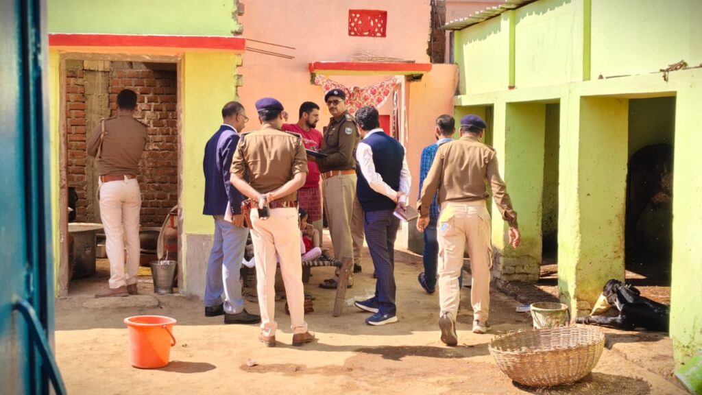 मौत के कारणों की जांच करने पहुंची आबकारी विभाग की टीम। (तस्वीर- टीम बोलते पन्ने)