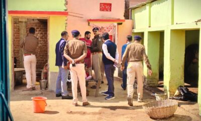 मौत के कारणों की जांच करने पहुंची आबकारी विभाग की टीम। (तस्वीर- टीम बोलते पन्ने)