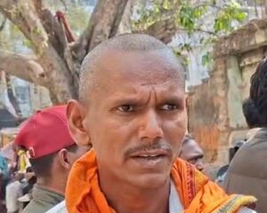 बेटी की मौत के बाद घटना की जानकारी देते मृतका के पिता मसौढ़ी के खरजमा गांव निवासी मंटू यादव। (फोटो : पटना संवादाता)