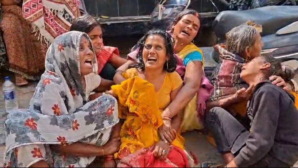पटना के मसौढ़ी के गांव खरजमा में बेटी की मौत के बाद बिलखते परिजन।(फोटो : पटना संवादाता)