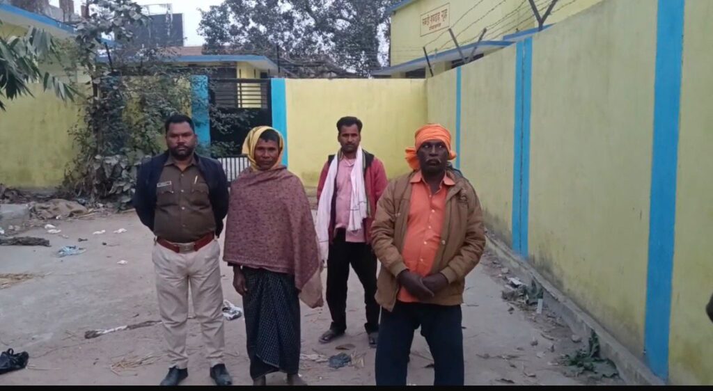 गोपालगंज जिले के बैकुंठपुर थाना क्षेत्र उसरी बिनटोली में घटना की जानकारी देते मृतका के पति गणेश रावत। (गाेपालगंज संवाददाता )