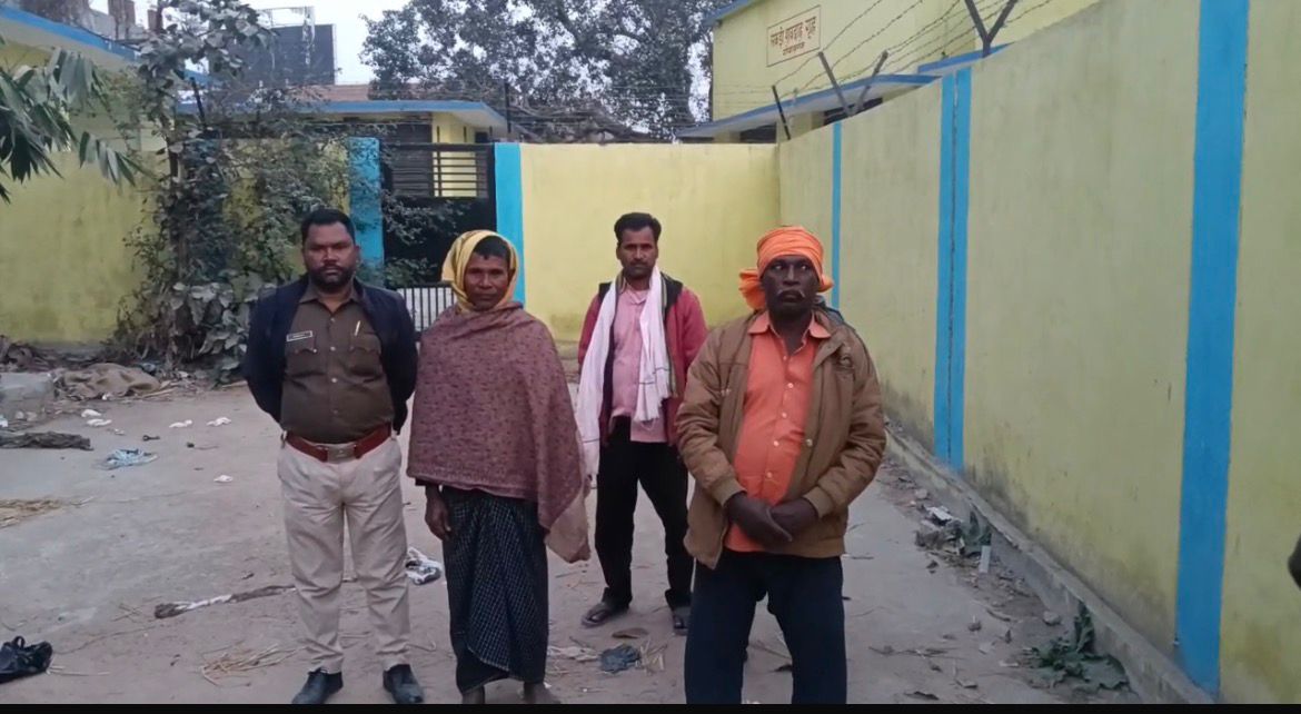 गोपालगंज जिले के बैकुंठपुर थाना क्षेत्र उसरी बिनटोली में घटना की जानकारी देते मृतका के पति गणेश रावत। (गाेपालगंज संवाददाता )